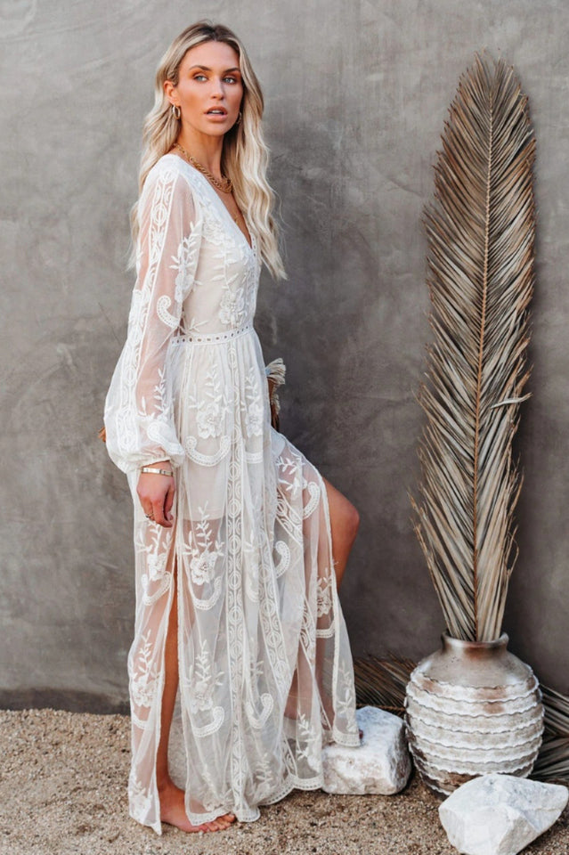 Vestido Largo Blanco de Encaje con Escote en V Profundo y Abertura en el Muslo | Ideal para Verano