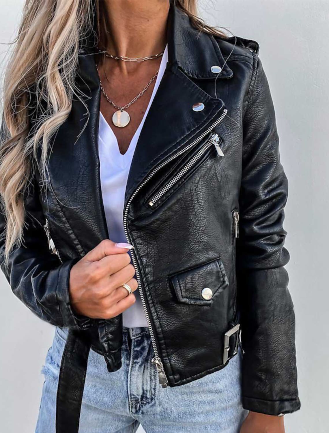 Chaqueta biker corta con cuello alto y detalles de cremallera | Ideal para primavera y otoño