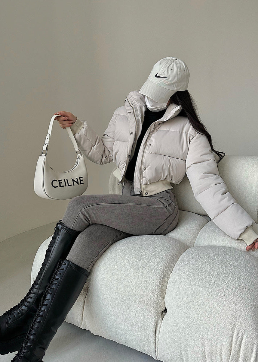 Chaqueta Corta Acolchada con Cuello Alto y Cremallera | Ideal para el Invierno