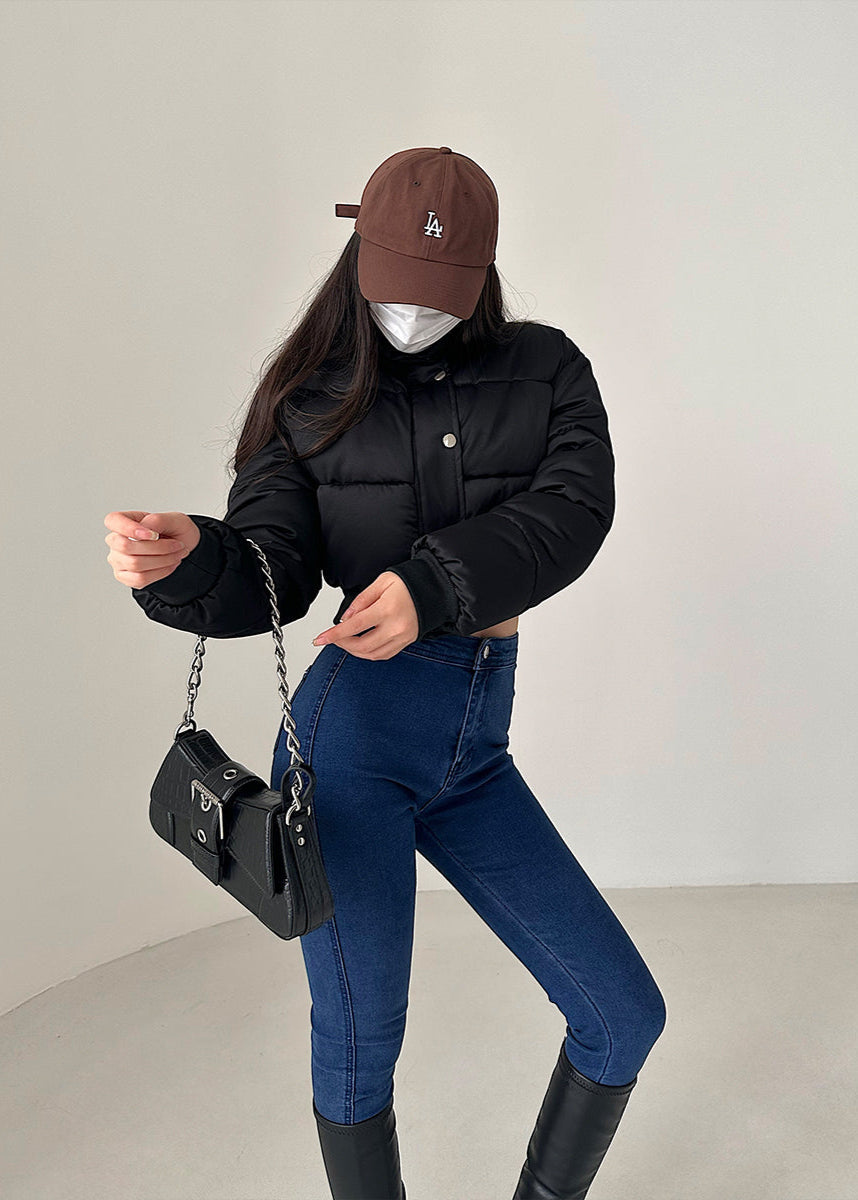 Chaqueta Corta Acolchada con Cuello Alto y Cremallera | Ideal para el Invierno