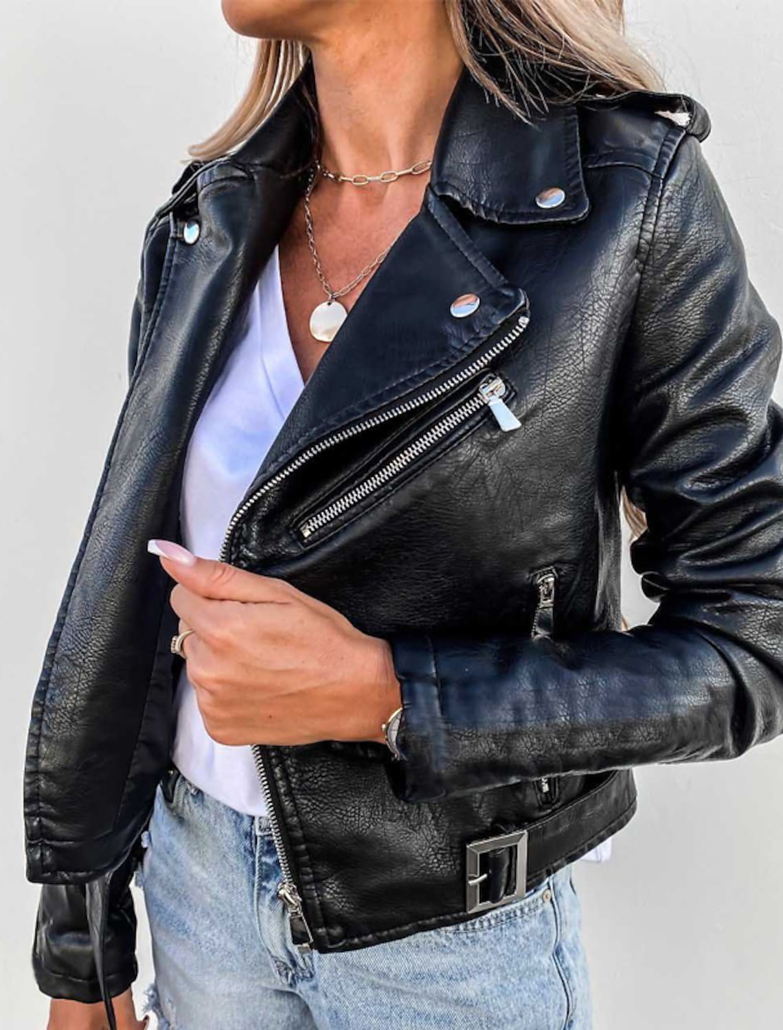 Chaqueta biker corta con cuello alto y detalles de cremallera | Ideal para primavera y otoño