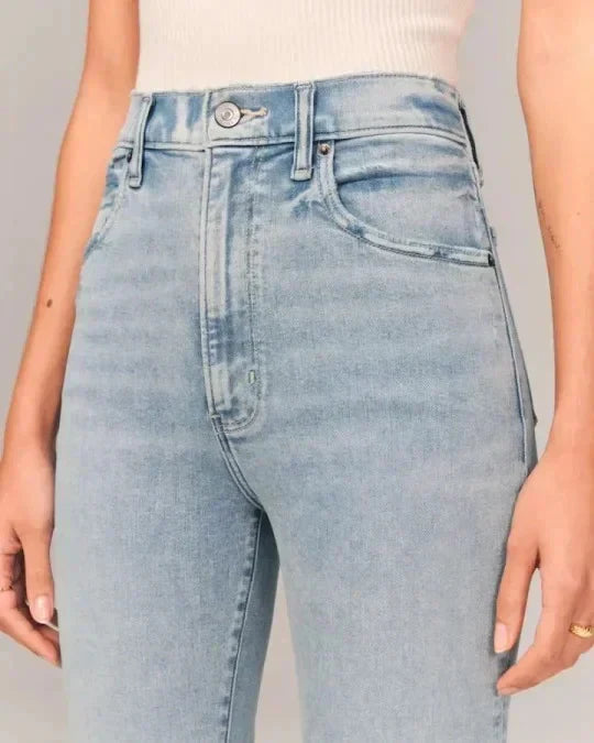 Jeans ajustados de estilo moderno con cintura alta