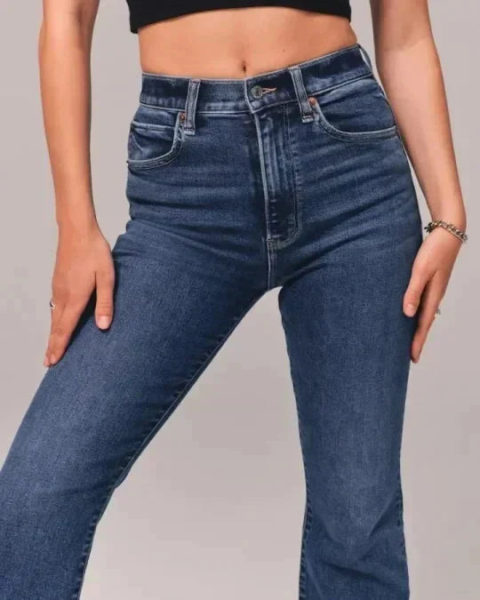 Jeans ajustados de estilo moderno con cintura alta