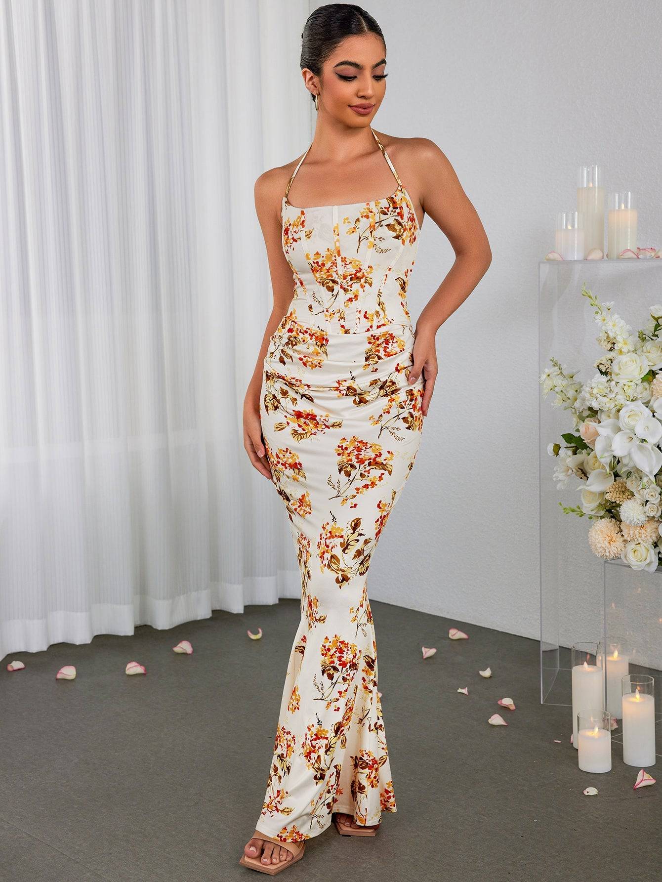 Vestido Ajustado con Estampado Floral, Cuello Halter, Corset y Fruncido | Ideal para Verano