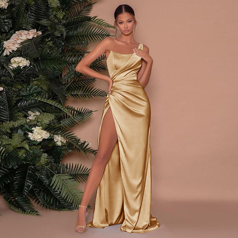 Vestido largo de satén con silueta fluida y escote en V | Ideal para primavera y verano