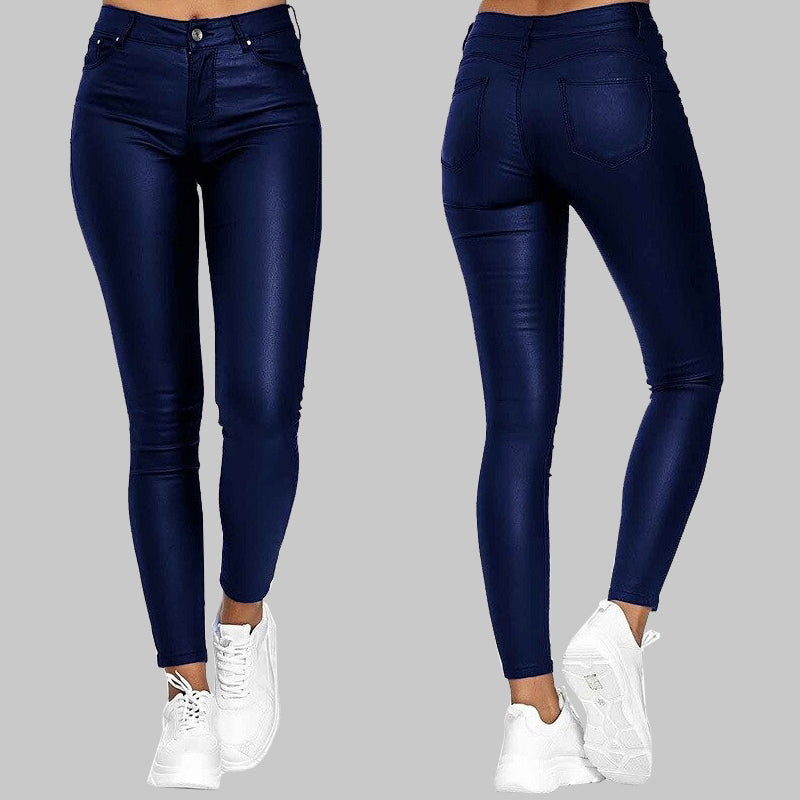 Jeans ajustados de corte moderno con diseño atemporal