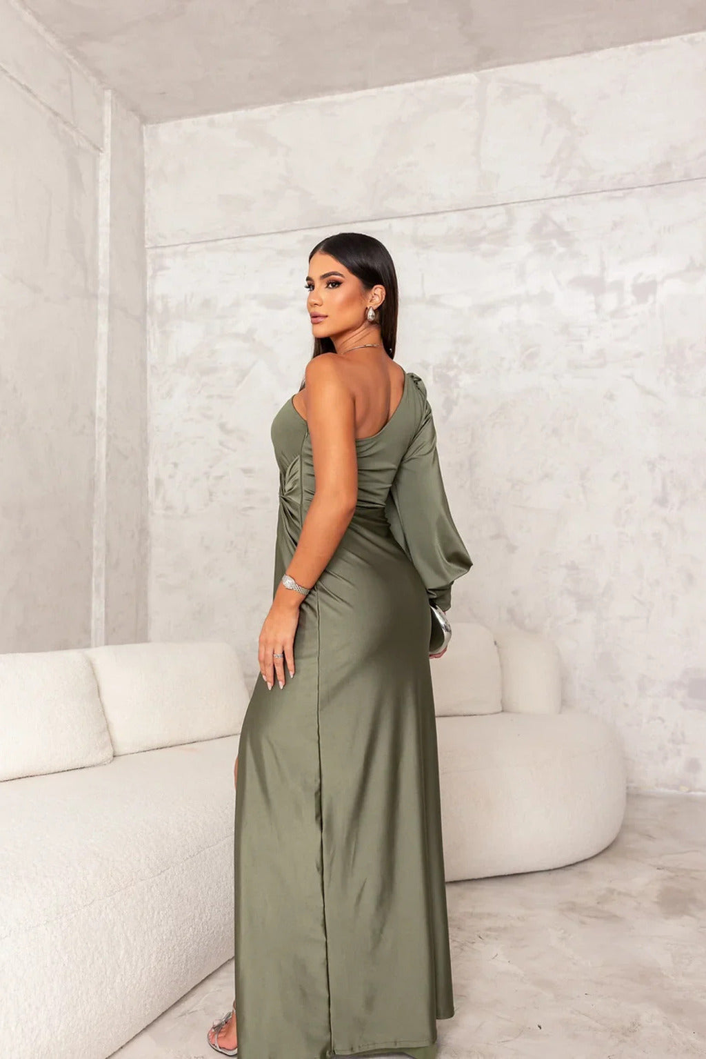 Vestido Midi de Satén Fluido con Corte Entallado | Ideal para Primavera y Verano